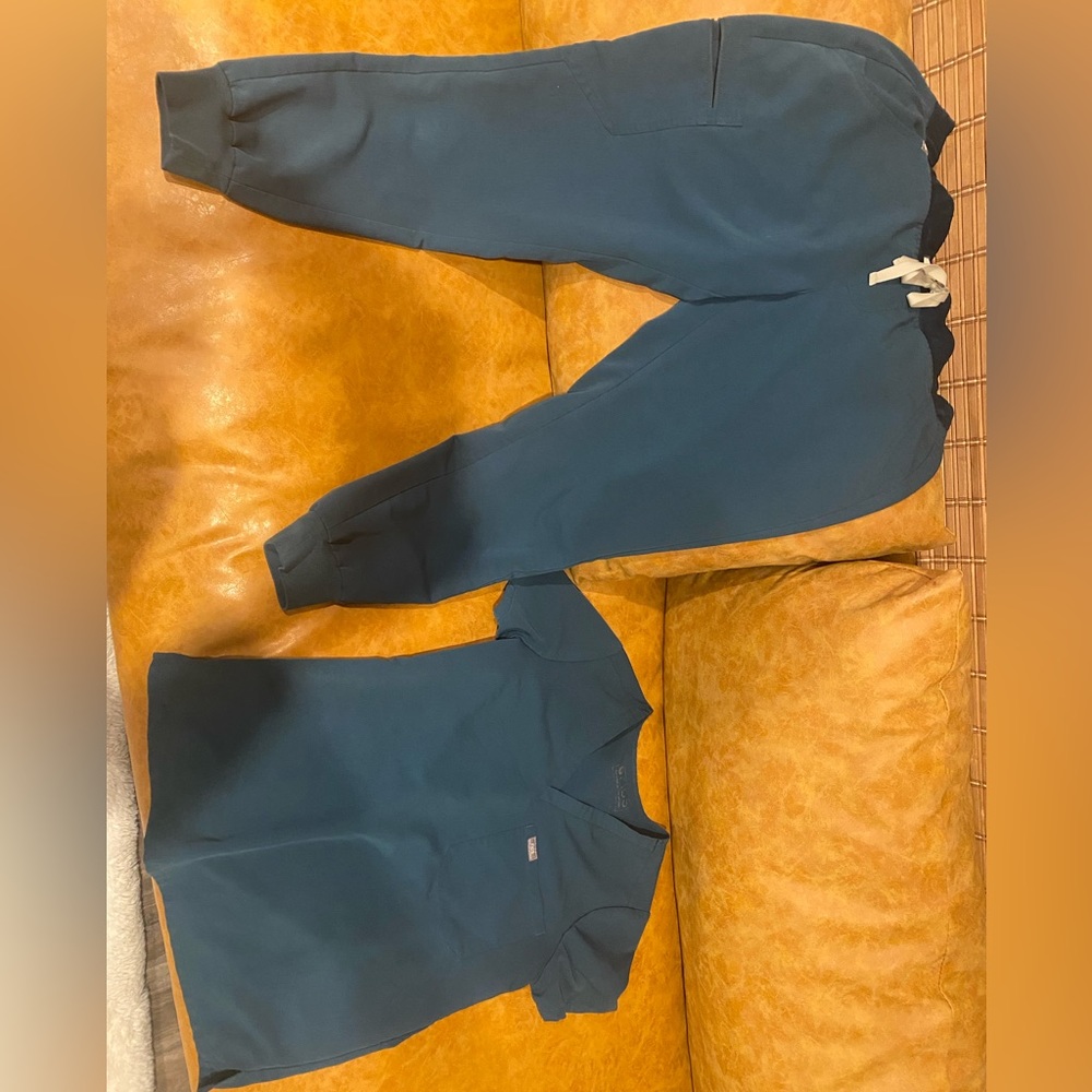 Women’s Figs scrubs set. Size M Zamora pants. Size S Catarina one pocket top.